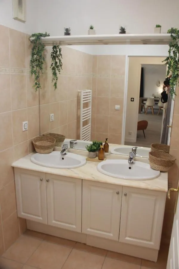 Villa Ondine: Hillside Apartment with Pool and Parking in Nice 0*,