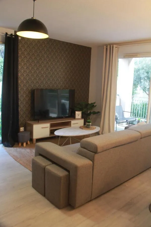 Villa Ondine: Hillside Apartment with Pool and Parking in Nice France