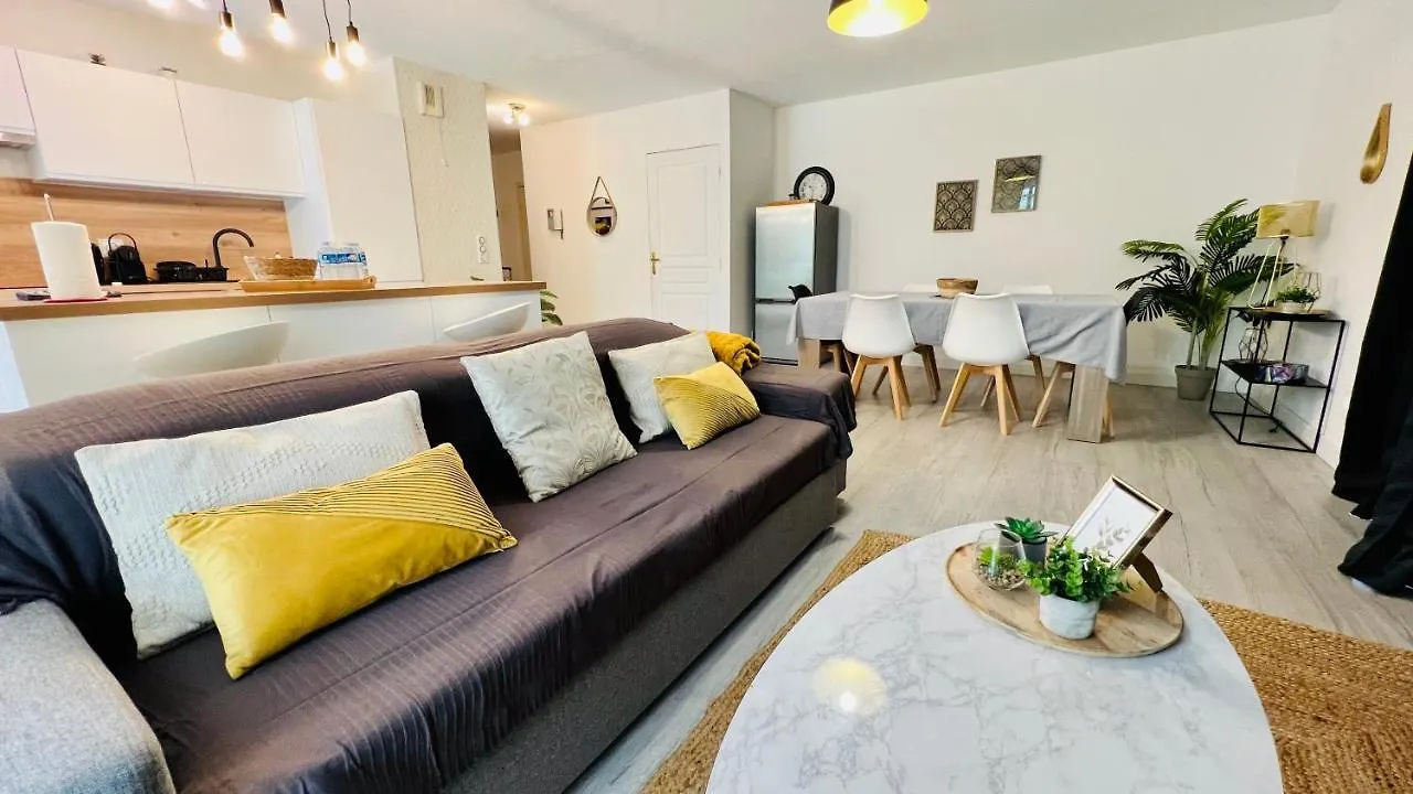 Villa Ondine: Hillside Apartment with Pool and Parking in Nice 0*,  France
