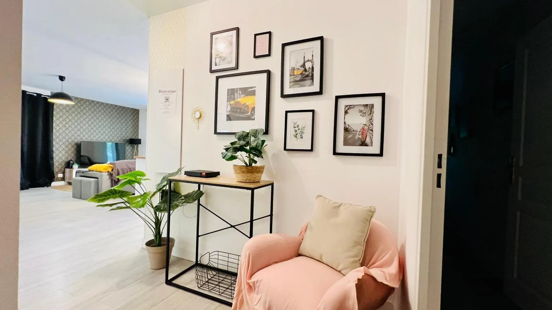 Villa Ondine: Hillside Apartment with Pool and Parking in Nice France