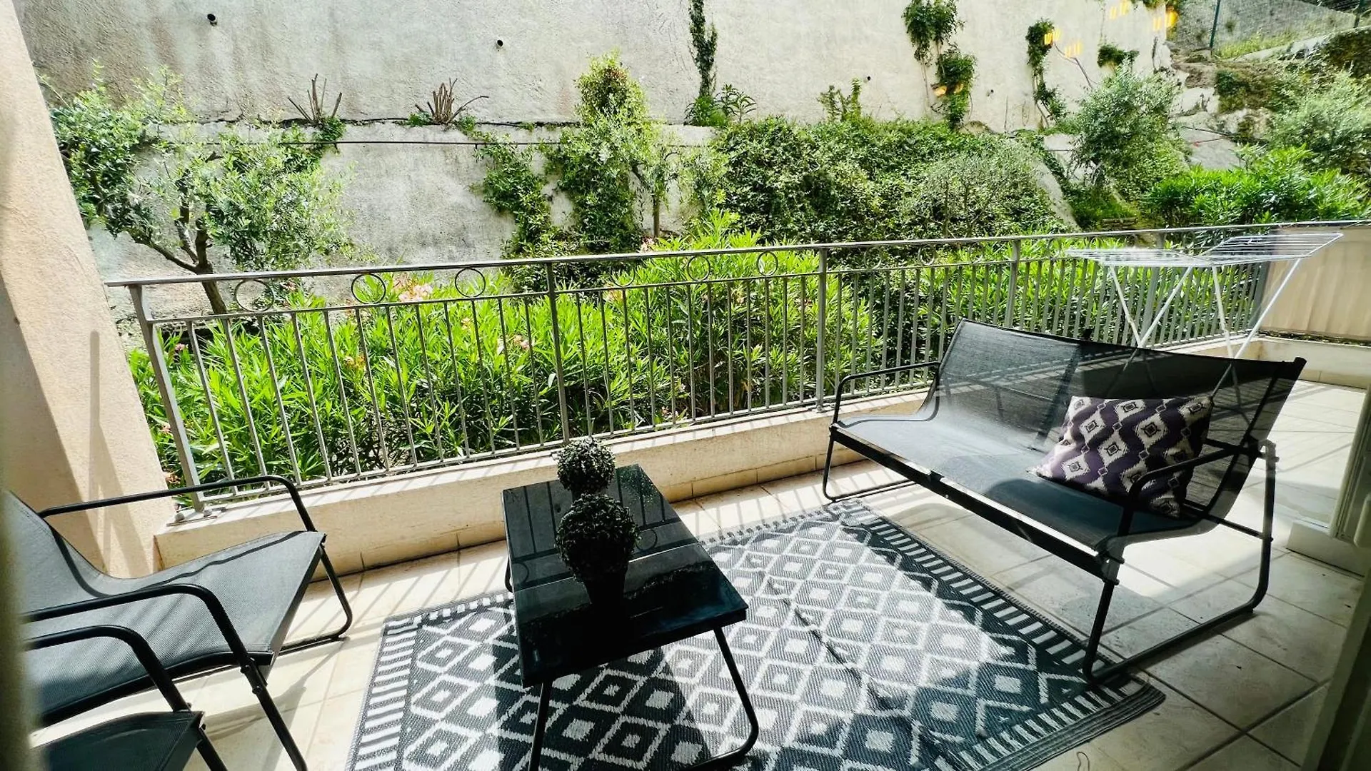 Villa Ondine: Hillside Apartment with Pool and Parking in Nice