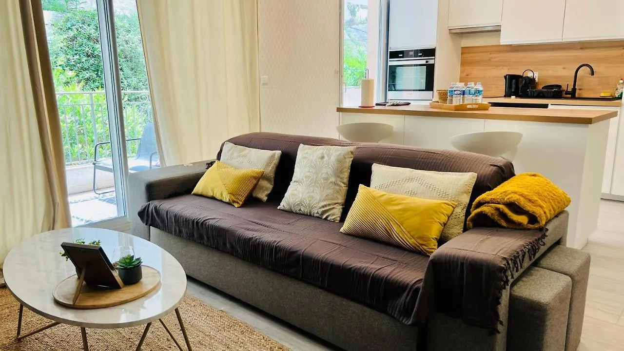 Villa Ondine: Hillside Apartment with Pool and Parking in Nice France